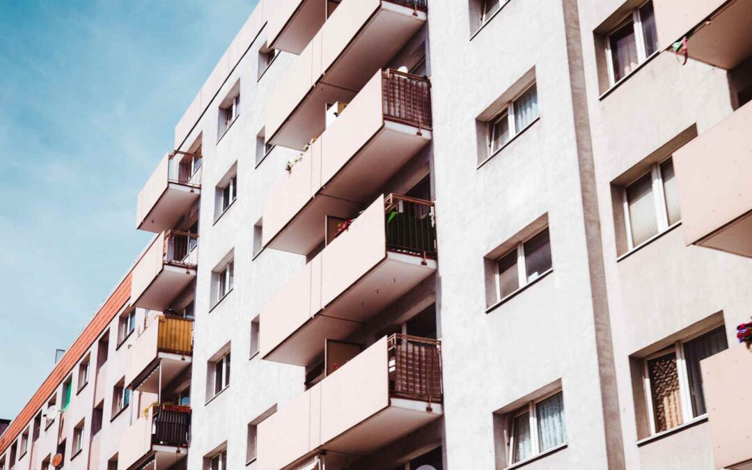 Infiltrazioni condominiali: quando e perché il costruttore deve risarcire i danni