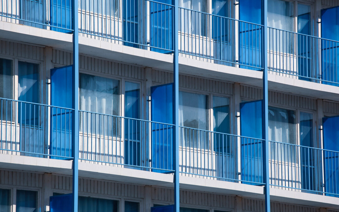 Divisori per balconi: quali sono i permessi e le norme da rispettare in condominio?